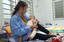 Bé 9 tháng tuổi tử vong sau khi đắp lá chữa bỏng của thầy lang
