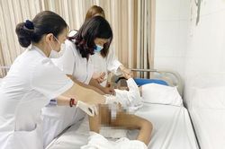 Sang chơi nhà hàng xóm, bé trai 9 tuổi bị chó đẻ cắn vào dương vật