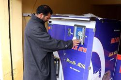 Máy ATM chuyên bán sữa bò