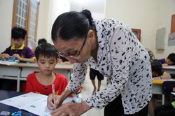 Bà giáo miệt mài gieo con chữ