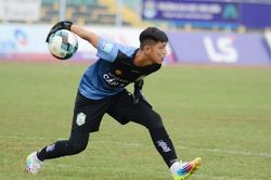 Thủ môn Cần Thơ ăn mừng kiểu khiêu khích trọng tài