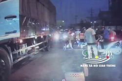 Tài xế ô tô tải cầm dao nhảy xuống đường dằn mặt thanh niên
