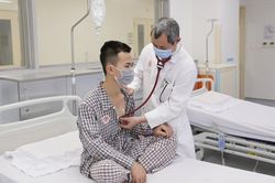 Đang chẻ củi, thanh niên 22 tuổi bị mảnh kim khí bắn thủng màng tim