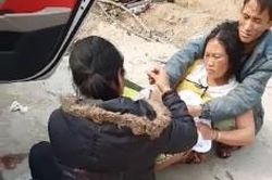 Sản phụ người Mông chuyển dạ sinh con ngay bên vệ đường