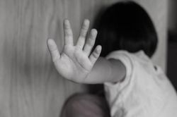 Gã đàn ông dâm ô bé gái 7 tuổi bị chủ nhà phát hiện