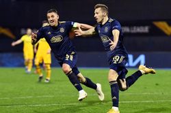 Mourinho bất lực, Tottenham bị loại sốc khỏi Europa League