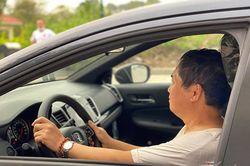 Người già có nên tự lái xe ra đường?