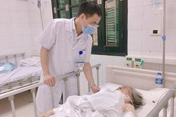 Sang chơi hàng xóm, cụ bà bị chó Bully tấn công phải nhập viện