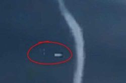 UFO hút nước từ dưới biển lên trời?