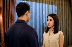 Bắt gặp vợ đang lúi húi mở két sắt trong phòng mẹ, chồng lao vào tát cô cháy má, diễn biến sau đó khiến anh hối hận