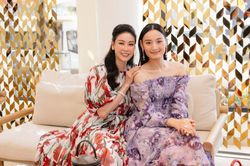 Hoa hậu Hà Kiều Anh rạng rỡ bên cạnh đàn em Lê Thúy với trang phục họa tiết hoa