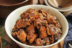 Mua được nửa con vịt đem kho vỏ quýt thơm lừng, chồng con ăn một lại muốn ăn hai