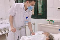 Cụ bà 87 tuổi bị chó Bully cắn dập nát cẳng tay, chấn thương vùng mặt