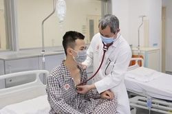 Thủng màng tim vì bị mảnh kim khí bắn vào ngực