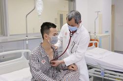 Nam thanh niên bị mảnh kim khí văng thủng tim khi chẻ củi