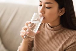 Những thói quen tưởng vô thưởng vô phạt nhưng lại vô tình trừ điểm sức khỏe của bạn