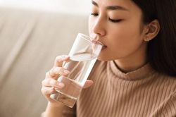 Những thói quen tưởng vô thưởng vô phạt nhưng lại vô tình trừ điểm sức khỏe của bạn