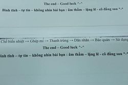 Đọc lời nhắn nhủ của giáo viên trên tờ đề kiểm tra, teen giật mình quay lại nhìn phía sau