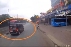 Xe Limousine phóng nhanh, đâm văng người đi xe máy sang đường