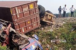 Quảng Trị: Xe container mất phanh, tông vào 4 ôtô ngược chiều