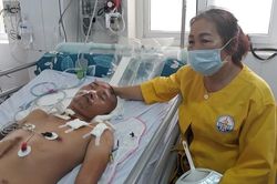 Con chấn thương sọ não bất tỉnh, mẹ vô vọng khóc cạn nước mắt