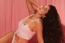Nữ tỷ phú Kylie Jenner khoe 3 vòng 'bốc lửa'