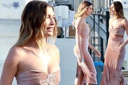 Bà xã của Justin Bieber mặc váy ôm sát, 'o ép' vòng một