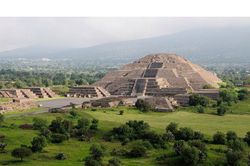 Những báu vật vô giá dưới kim tự tháp Mexico