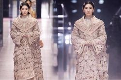 Trương Bá Chi 'lấn át' Triệu Vy làm model sải bước trong show Fendi