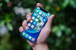 iPhone 12 mini ế ẩm, về giá kịch sàn ở Việt Nam