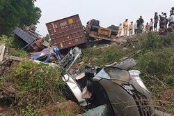 Xe đầu kéo gây tai nạn với 4 ô tô ngược chiều, 5 người bị thương