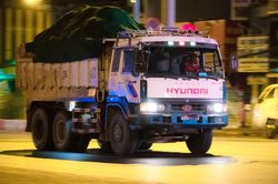 Xe ben tung hoành sau 22h ở TP.HCM
