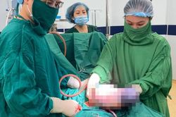 Bé gái vẫn còn nguyên trong bọc ối khi chào đời