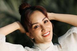 Khánh Thi đẹp 'không tuổi' đón sinh nhật thứ 39