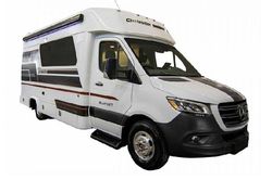 Chinook Summit, 'nhà di động' nhỏ gọn từ Mercedes-Benz Sprinter