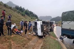 Sơn La: Lật xe khách trên QL6, ít nhất 1 người chết