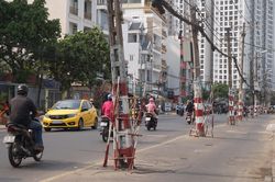 Cận cảnh hàng trụ điện 'mọc' giữa đường, gây mất an toàn giao thông ở TPHCM