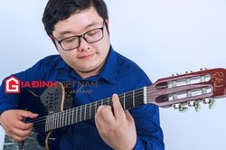 Chàng trai Ngoại giao thành tay guitar triệu người mến mộ