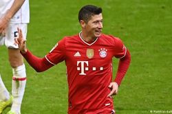 Lewandowski lập hat-trick, Bayern tiến bước dài đến ngôi vương