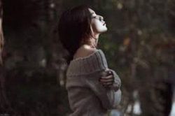 Mỗi sáng ngủ dậy, bạn trai luôn đặt tờ 100 nghìn đồng trên bàn để rồi khi biết lý do mà tôi lặng người
