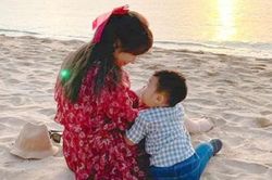 Được hỏi có yêu mẹ không, con trai Hòa Minzy có câu trả lời khiến nữ ca sĩ chỉ biết 'cạn lời'