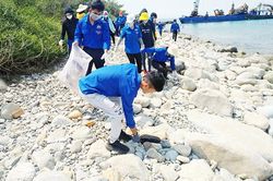 Tổ chức làm sạch bờ biển khu vực đảo Hòn Mun