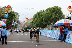 Tay đua Nguyễn Thị Kim Cương về nhất chặng 3