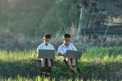 Đừng để ký ức của trẻ chỉ gói gọn trong chiếc điện thoại