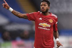 CĐV MU đòi bán ngay Fred sau trận thua Leicester ở FA Cup
