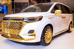 Nghệ nhân Trung Quốc 'hóa vàng' MPV giá rẻ Roewe iMax8 400TGI 2021