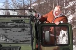 Xem TT Putin lái xe bánh xích băng rừng tuyết cùng Bộ trưởng Quốc phòng