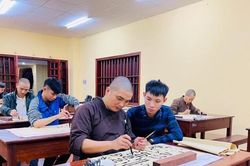 Lớp học thư pháp '0 đồng' tại Chùa Long Hưng