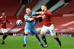 Luke Shaw 'lên đồng', MU lập tức thưởng nóng