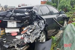 Đang dừng giải quyết va chạm giao thông, ôtô Camry lại bị container tông nát đuôi trên QL 1A ở Hà Tĩnh